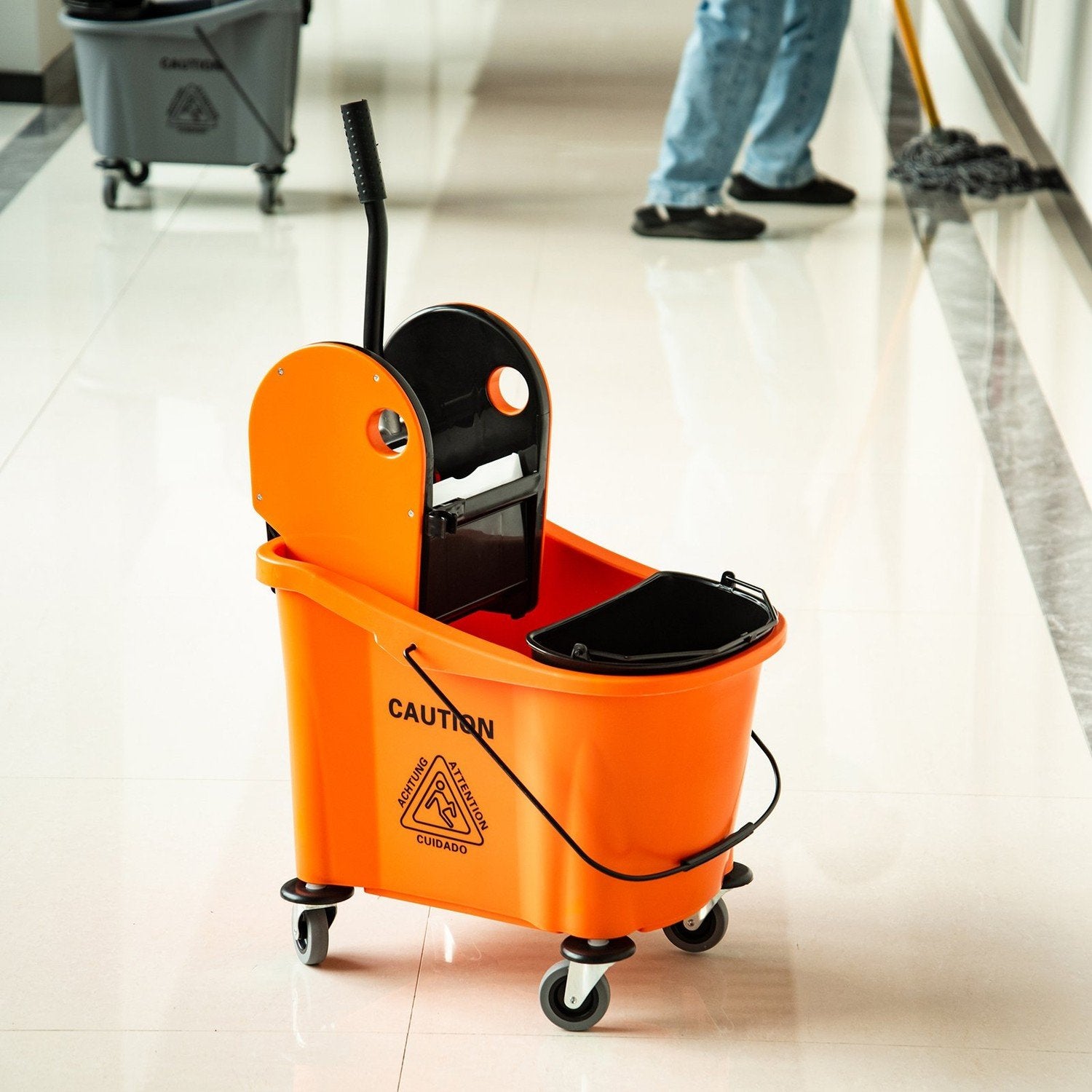 Rengøringsvogn, mobil spand med drejeled, 36 liter, sort/orange, 54X41X91,5 cm, til professionel rengøring